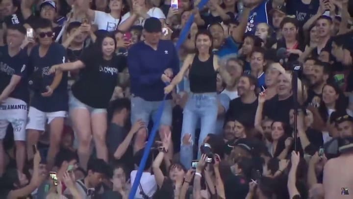 Mayra mendoza saltando en un paravalancha