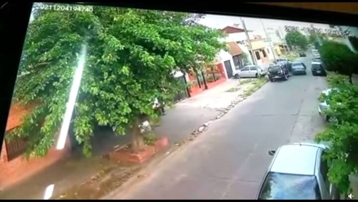 Una familia fue interceptada por delincuentes armados en Lomas del Mirador