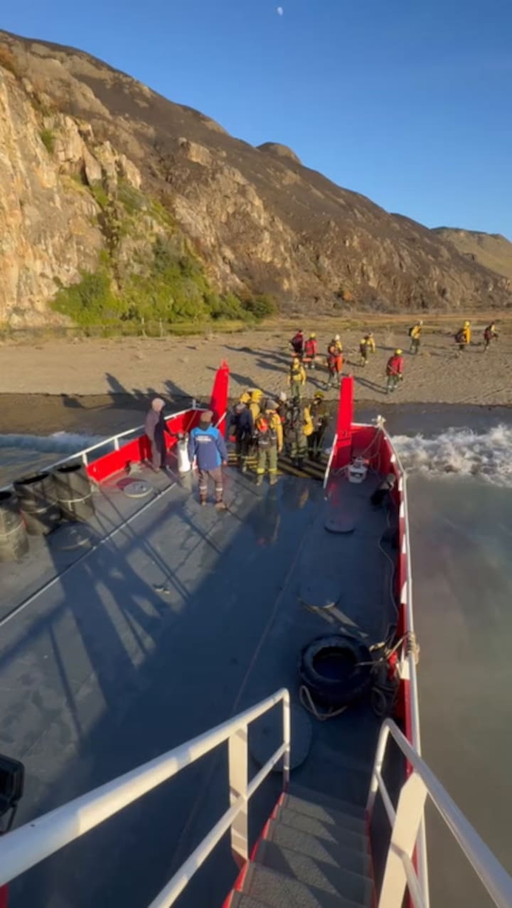 Brigadistas desembarcan en el área del incendio. Fuente: Solo Patagonia