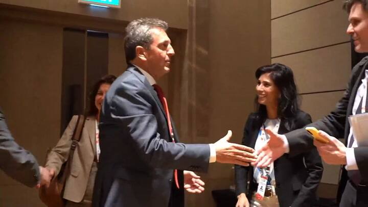 Massa con Georgieva en India