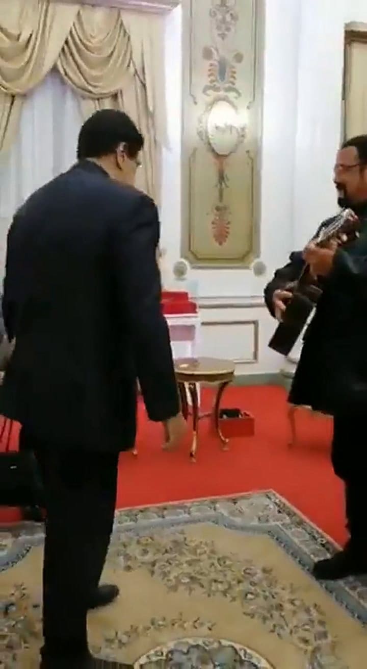 Nicolás Maduro ‘guitarreó’ con Steven Seagal, mientras arden las fronteras venezolanas - Fuente: TW