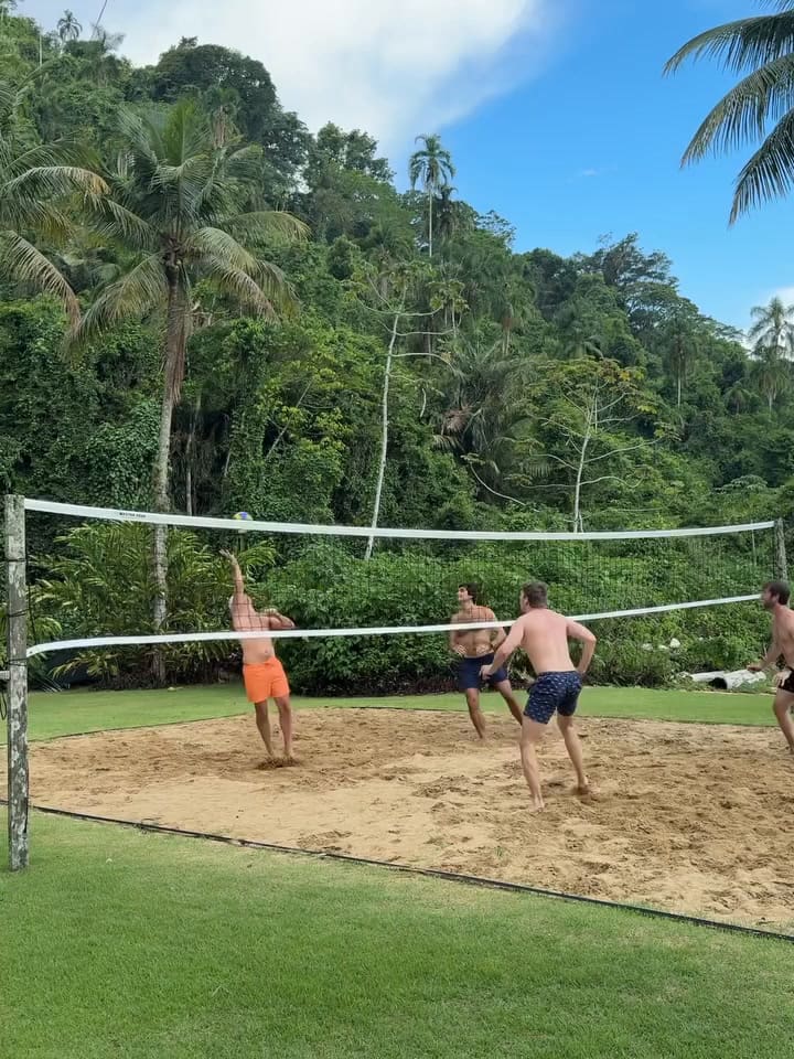 Max Verstappen disputó un torneo de voley de playa en Brasil