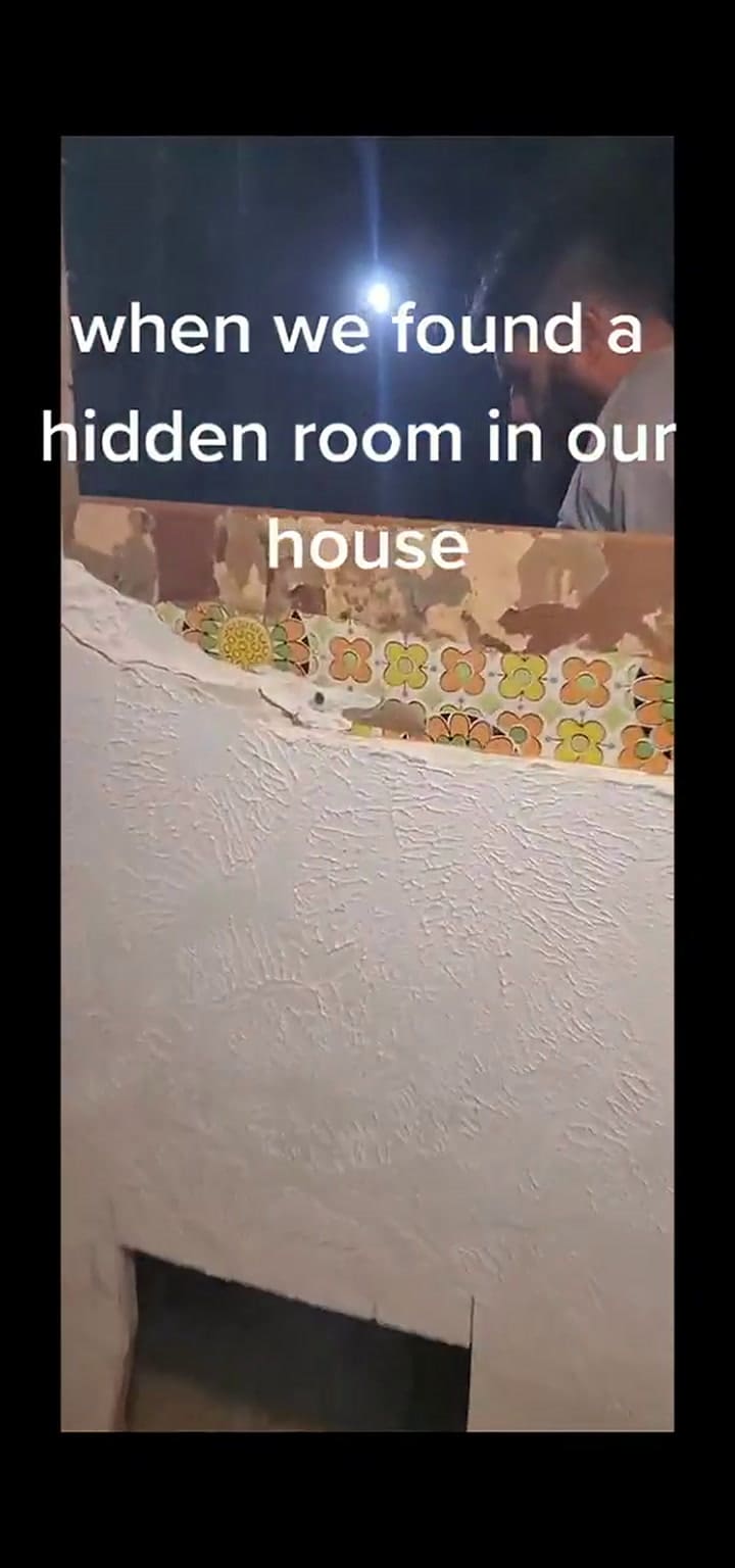 Pareja descubre en su casa una habitación secreta con inquietantes fotos.