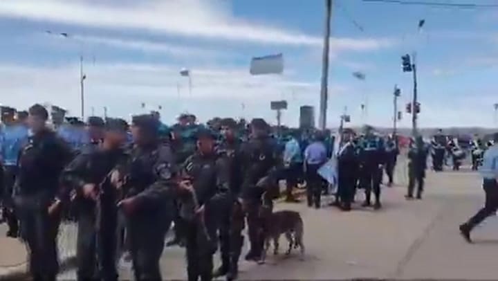 La orquesta de la Policía de Chubut despidió a Patricia Bullrich con una canción de La Mona Jiménez