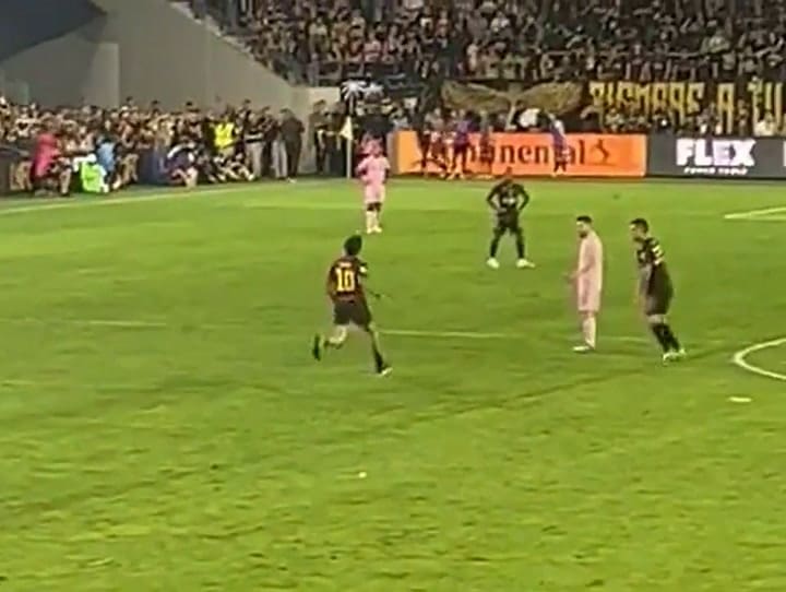 Yassine Chueko, guardaespaldas de Messi, reduce a un fanático que intentó acercarse a la Pulga