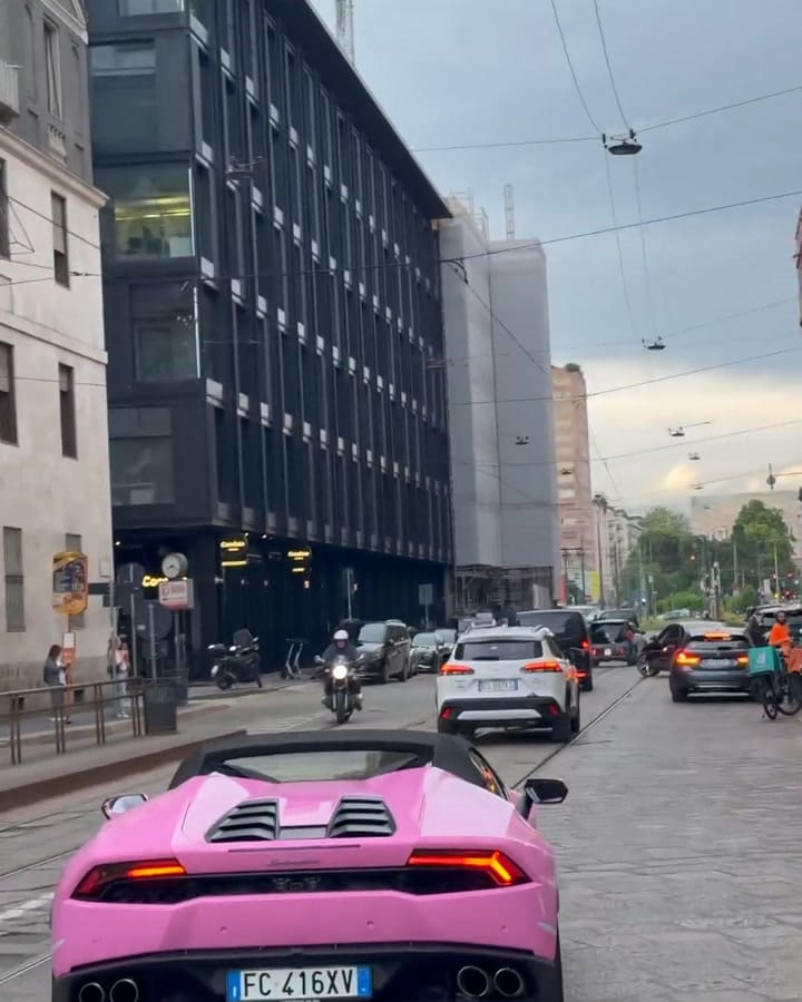 Wanda Nara llegó a los tribunales de Milán en un Lamborghini rosa y causó furor