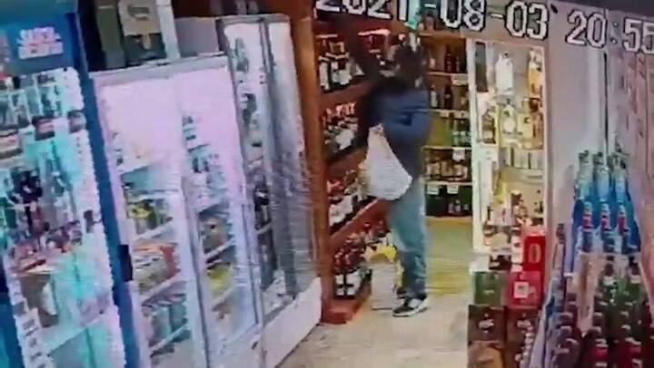 Tras robar un vino de un quiosco y discutir con la dueña del local, fue noqueado