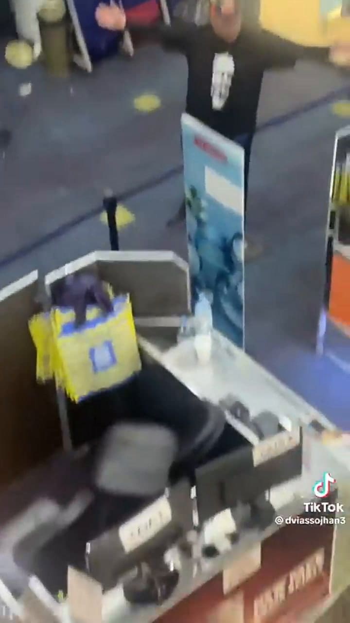 Los pasajeros denunciaron que no tenían ni agua ni comida