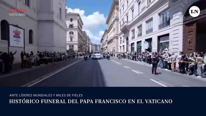 Así es la procesión del cortejo funebre del papa Francisco por Roma. Último adiós