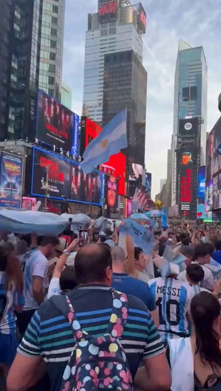 Banderazo en la previa del partido contra Canada