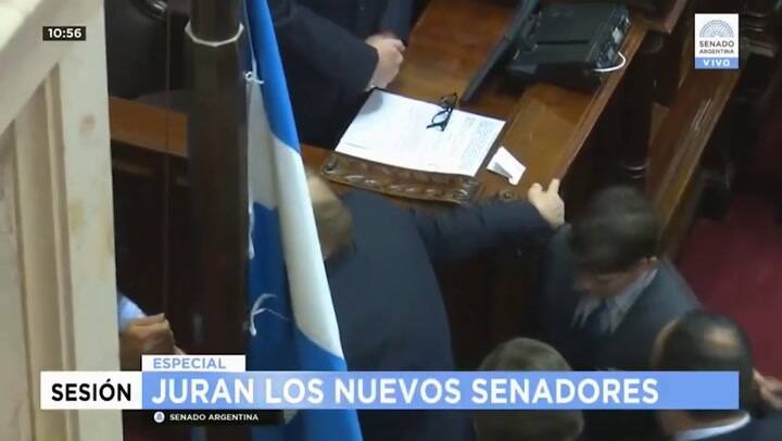 Menem fue el encargado de izar la bandera