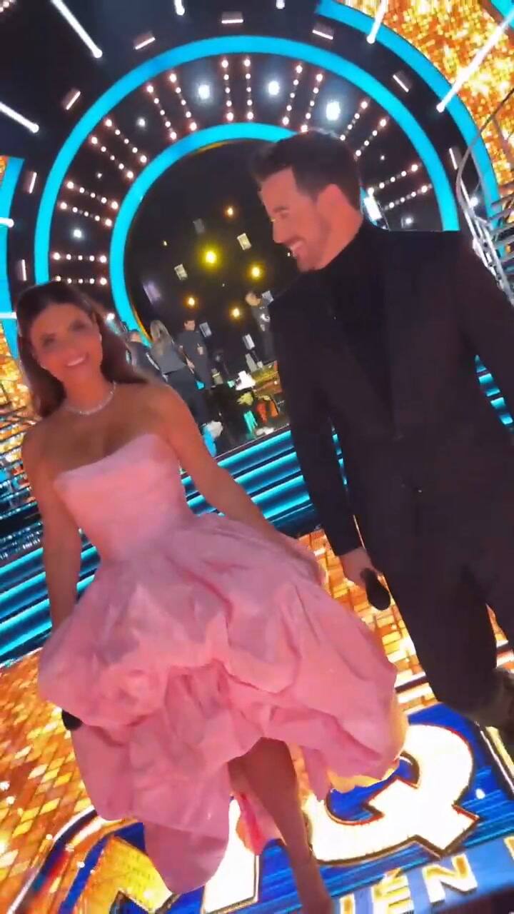 Los hosts de Mira quien baila aparecen en el escenario
