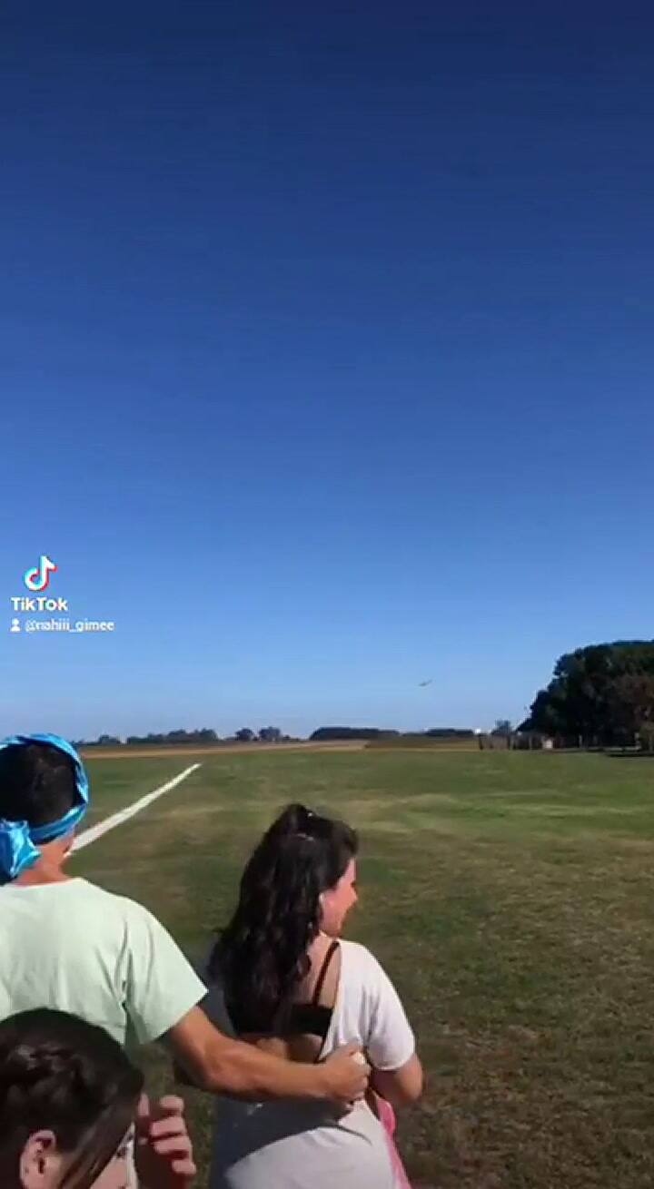 La particular forma en que le revelaron el sexo de su bebe a una pareja