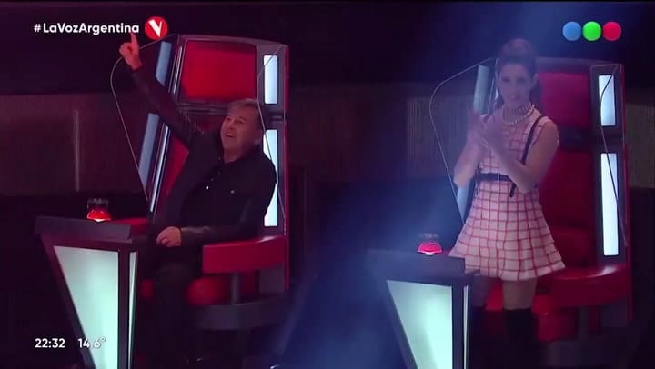 Lali Espósito sorprendió con un insólito look en honor a la familia Montaner - Fuente: Telefe