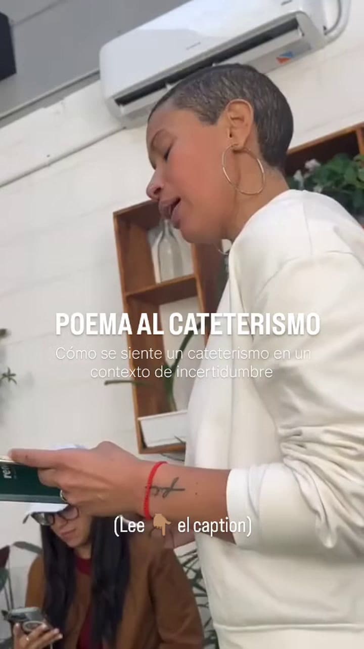 Ivette leyendo uno de sus poemas de Renasci