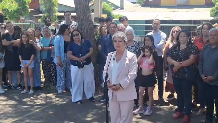 Jara habla con los medios en la jornada electoral en Chile