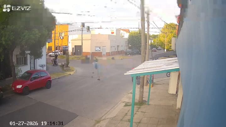 Una cámara registró la persecución de los delincuentes al policía