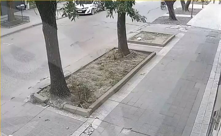 En 15 motos, 20 delincuentes golpearon y asaltaron a jóvenes