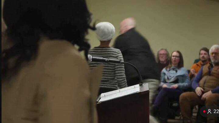 La congresista Ilhan Omar fue atacado mientras daba un discurso en Minneapolis