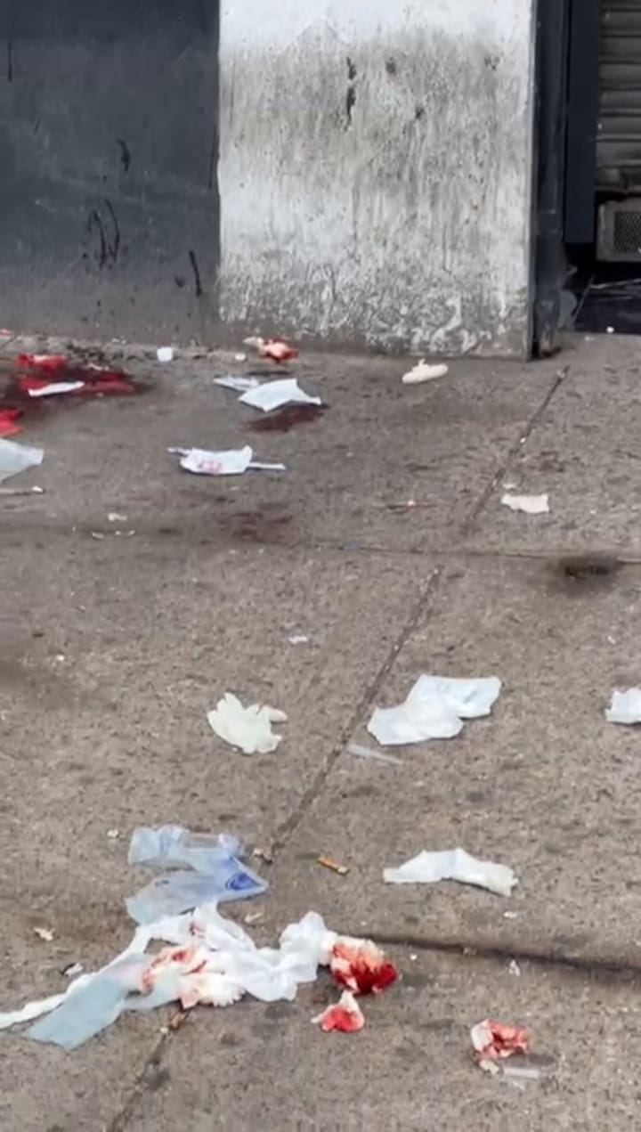 Manchas de sangre fuera del boliche Ink