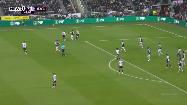 La segunda gran tapada de Dibu Martínez ante Newcastle