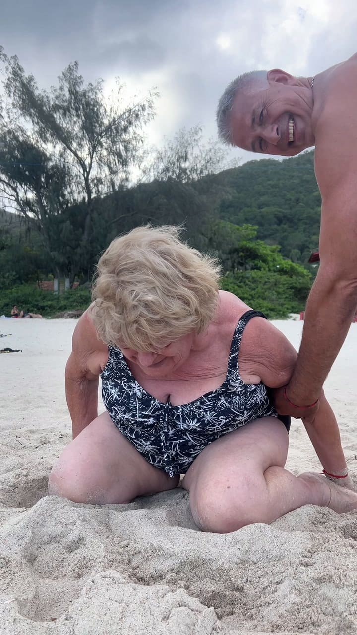 Llevaron a la abuela de vacaciones a Brasil y se emborrachó