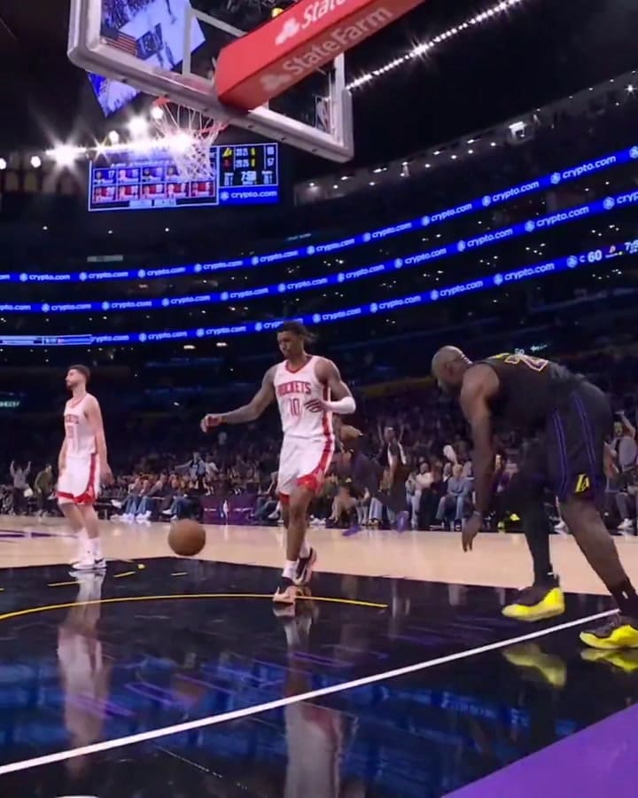 La volcada infernal de LeBron James