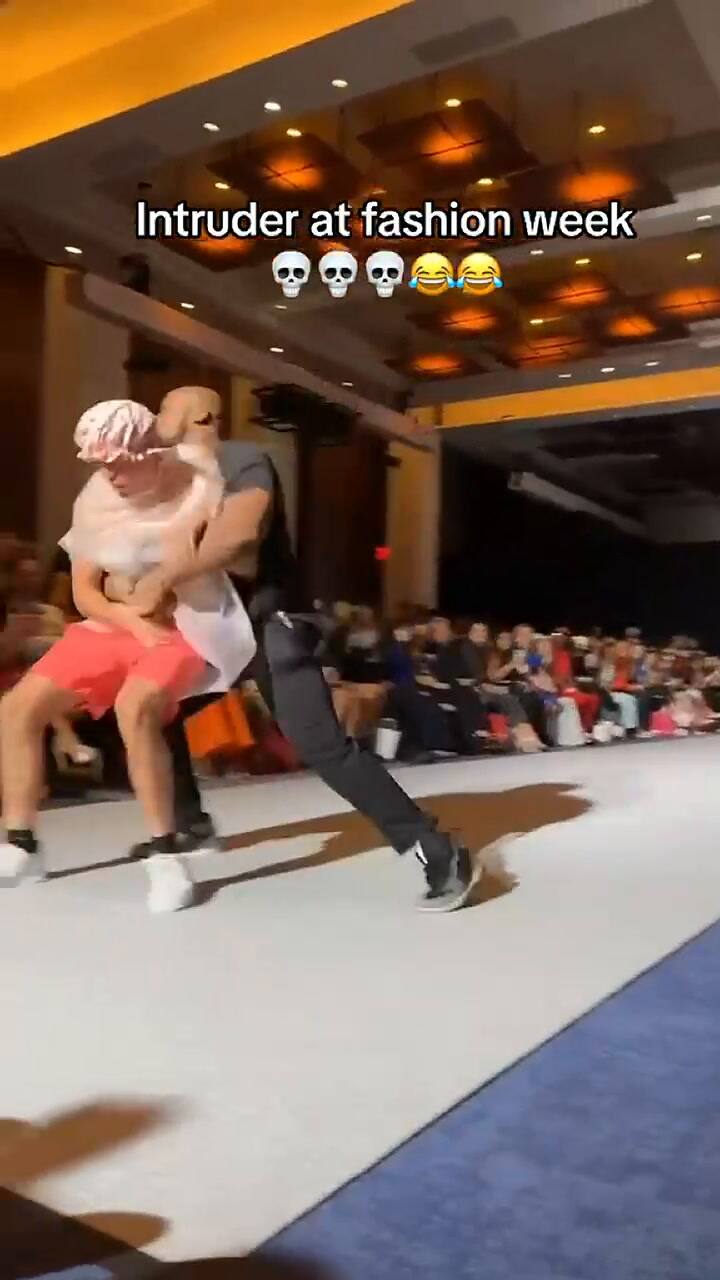 Un youtuber irrumpió en un desfile y se convirtió en viral