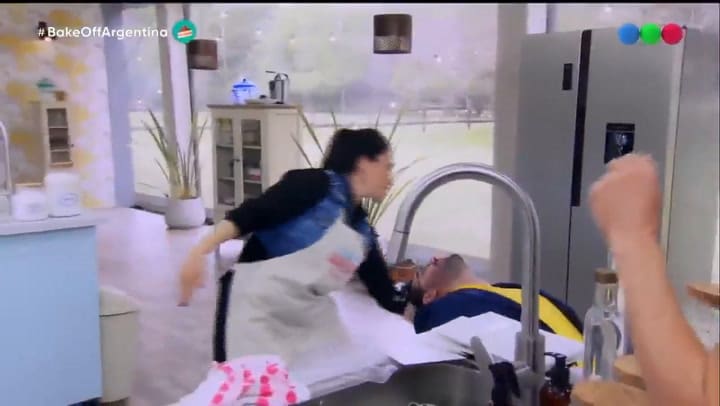 Damián Betular mostró sus dotes de bailarín en Bake Off Argentina