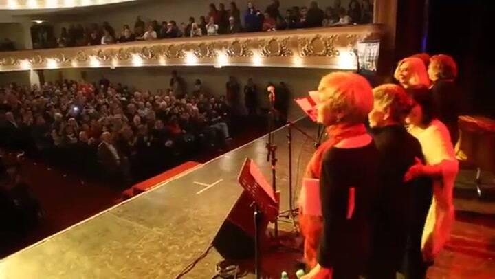 Cristina Kirchner en comunicación telefónica con artistas