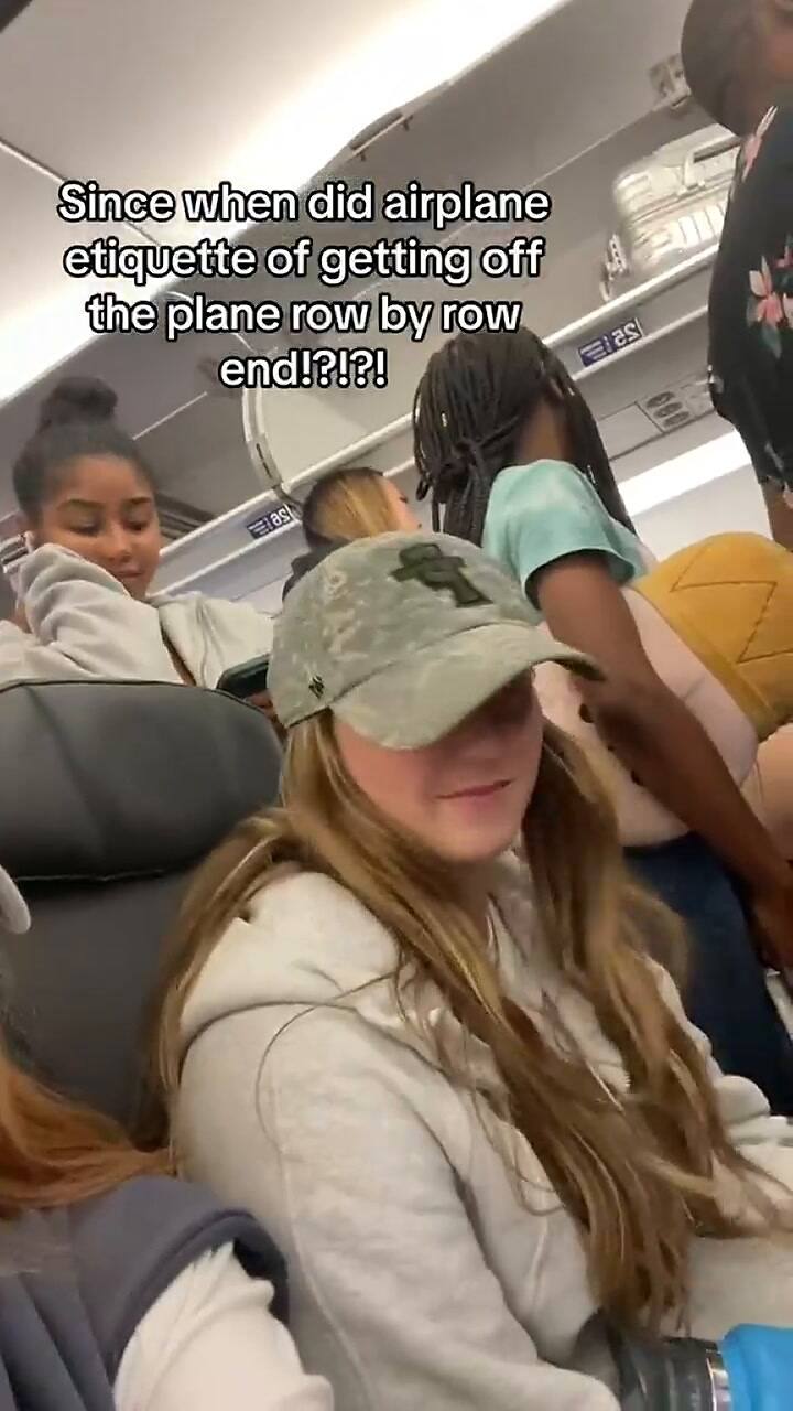 Expuso una conducta de ‘mala educación’ en el avión y se hizo viral porque es cada vez más común