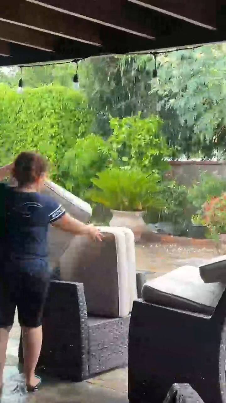 Una mujer 'aprovechó' al huracán para limpiar su casa