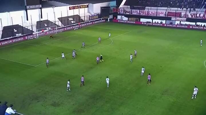 Cuatro futbolistas y un auxiliar fueron detenidos tras un partido desvirtuado por el VAR