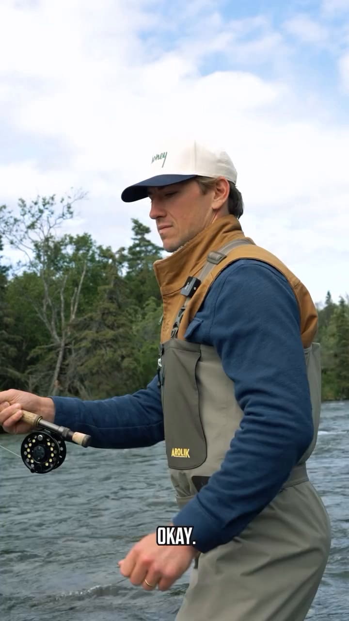 Mascota de los Seattle Kraken se encuentra con un oso en Alaska