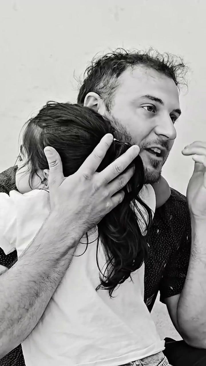 Se quedó sin trabajo y toca el violín en una peatonal en Córdoba: una nena lo sorprendió y bailó con él