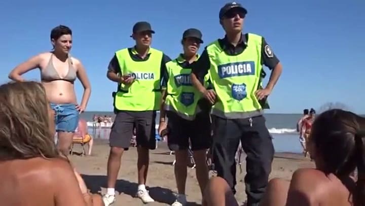 Escándalo en Necochea por tres mujeres en topless