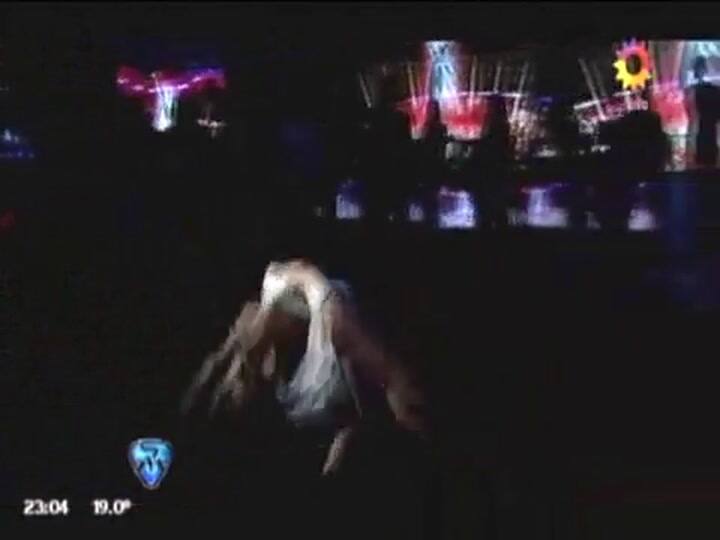 Fede Bal y Laurita en un beso de Spiderman