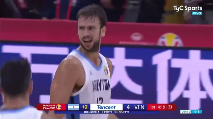 Volcada de Scola tras pase de Marcos Delía - Fuente: TyC Sports