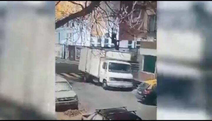 Simulaban pasear un perro; robaron un camión: presos. Son un hombre y su hijo.