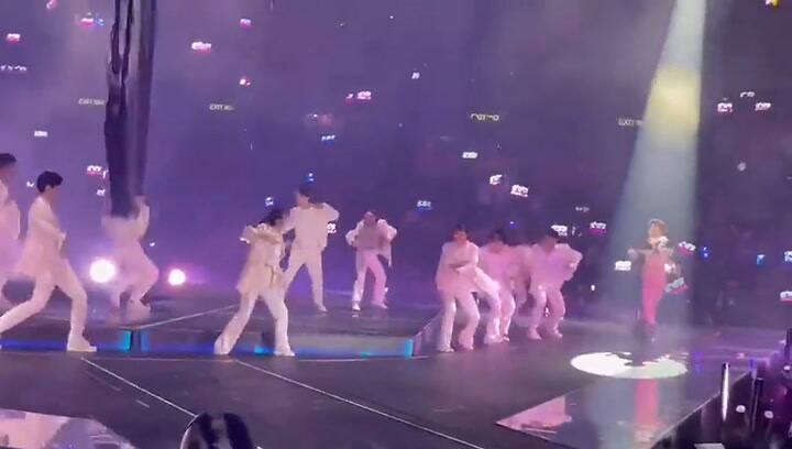 Conmoción en Hong Kong: se desplomó una pantalla gigante y aplastó a dos bailarines 2