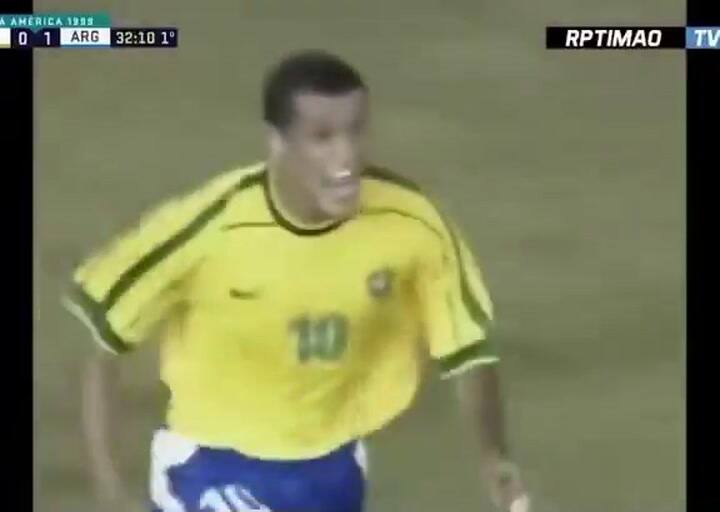 Araujo se puso a rezar un Padre Nuestro antes del tiro libre de Rivaldo