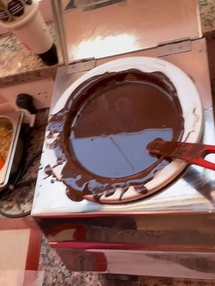 Martín Ku en acción: la elaboración del producto que luego comercializa en Oh My Candy