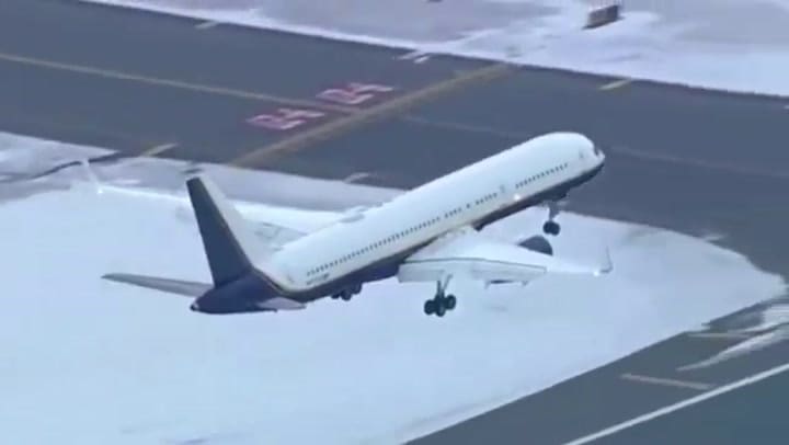 El aterrizaje del avión en el que viajaba Maduro