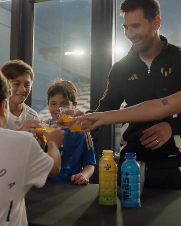 La familia Messi degustó sus nuevas bebida hidratantes
