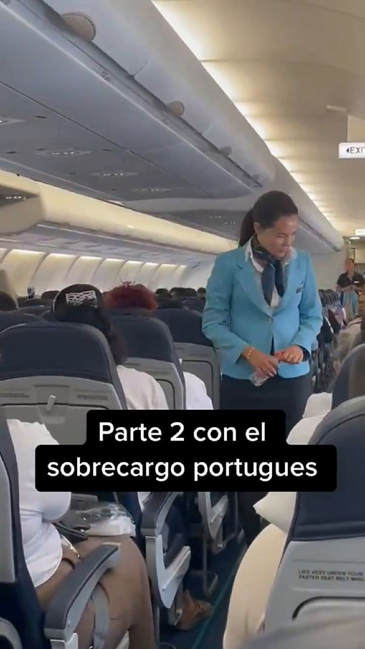 La viajera mexicana evidenció cómo el sobrecargo se tomaba fotos con algunas pasajeras