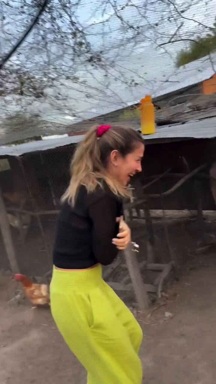 Jimena Barón y un accidentado día de campo: el desopilante video del “ataque” de las gallinas