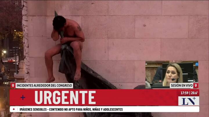 Un Hombre Desnudo Sobre Una Estatua