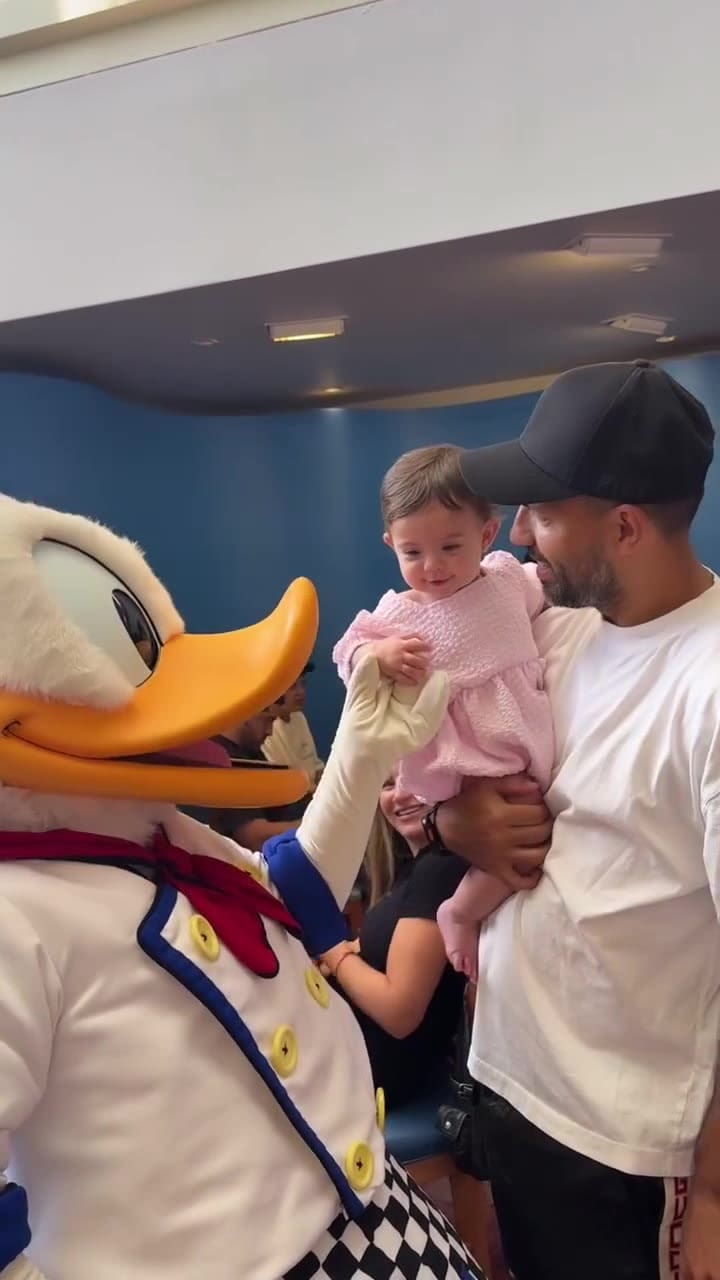 El Kun Agüero y Sofía Calzetti llevaron a su hija Olivia a Disney