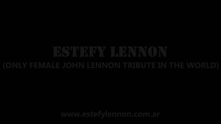Estef, durante su paso en Liverpool en 2018, en Strawberry Fields, donde la dejaron entrar
