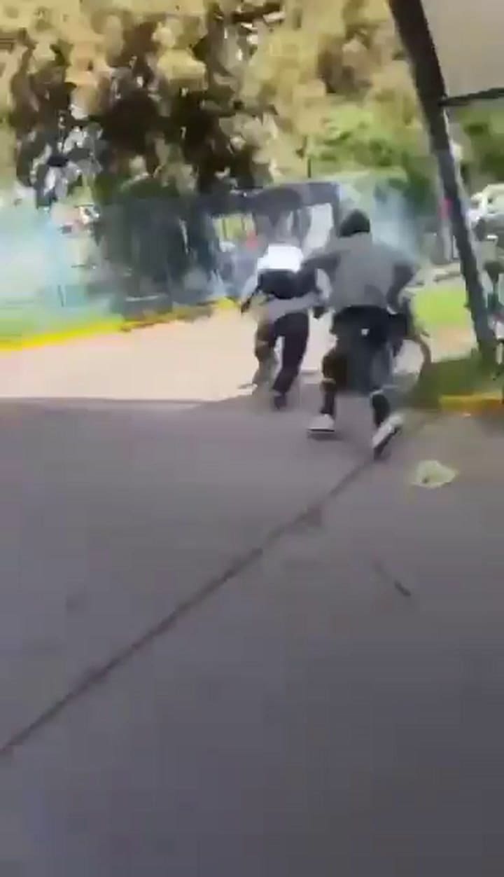 Comenzaron cuando un herido de arma blanca ingresó a la guardia